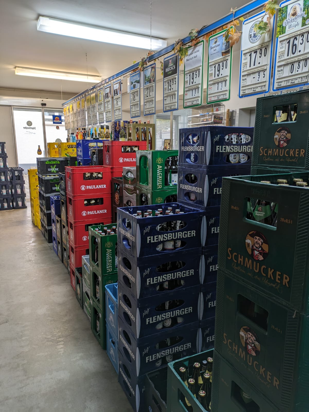 Gestapelte Bierkisten im Getränkemarkt.