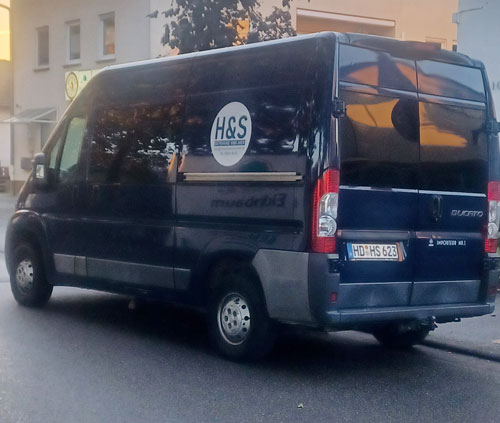 Lieferwagen mit H und S Getränke von hier Logo